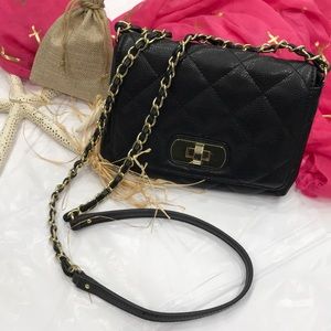 BANANA REPUBLIC BLK. w golden chain & closure. Synthetic leather.QUILT material